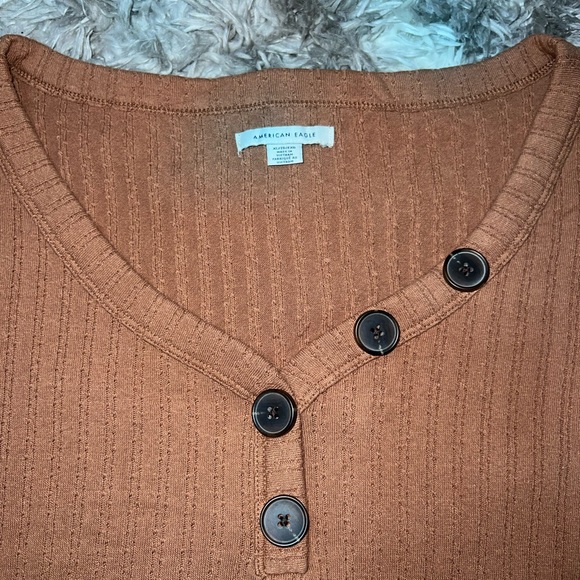American Eagle Button Cropped Tee - Picture 3 of 4